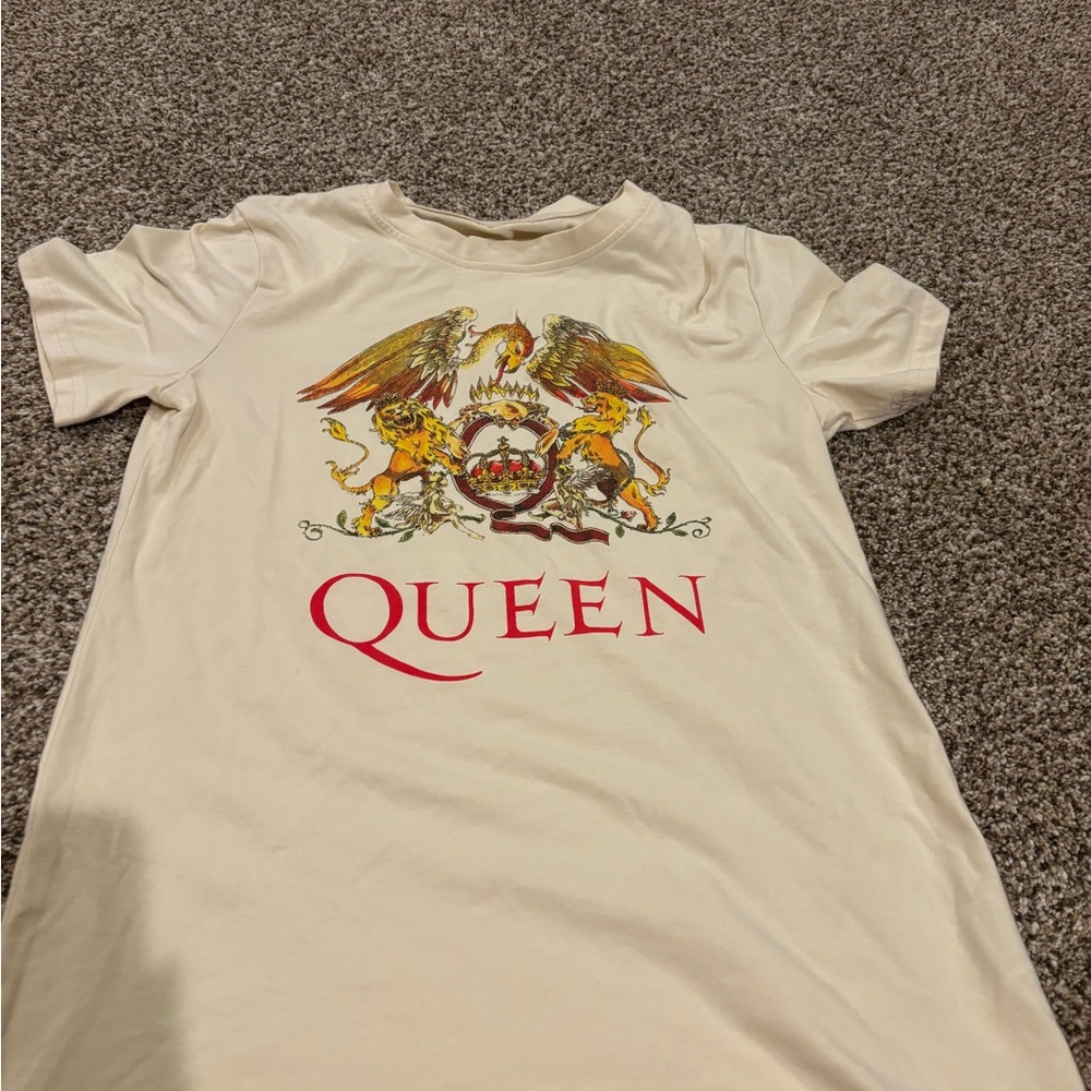 Queen graphic t-shirt!